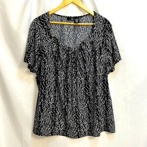 East 5th Woman - Black and White Flowy Top - 2X